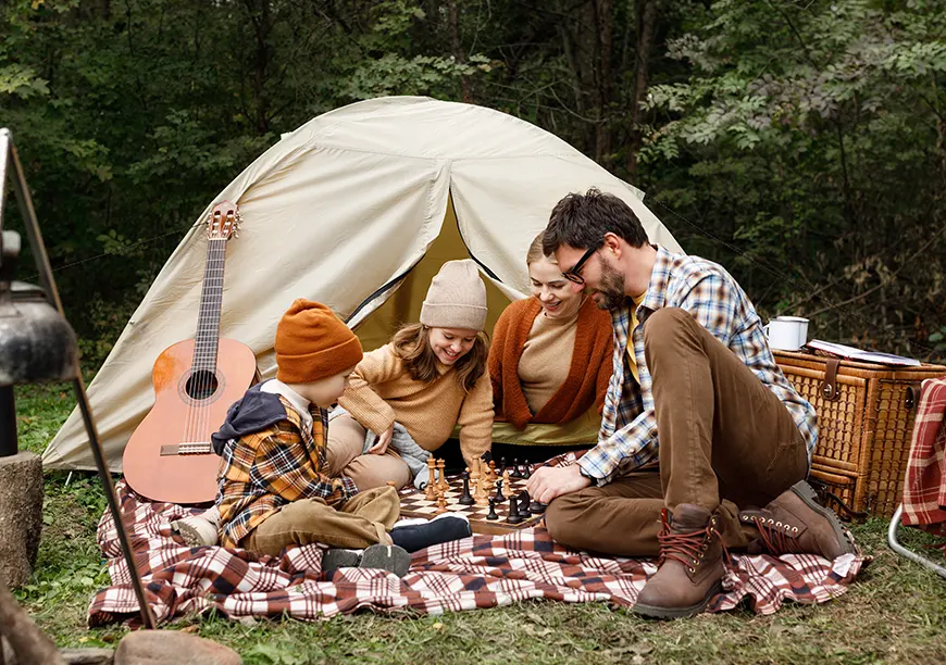 Vacanze nella natura in un campeggio per famiglie